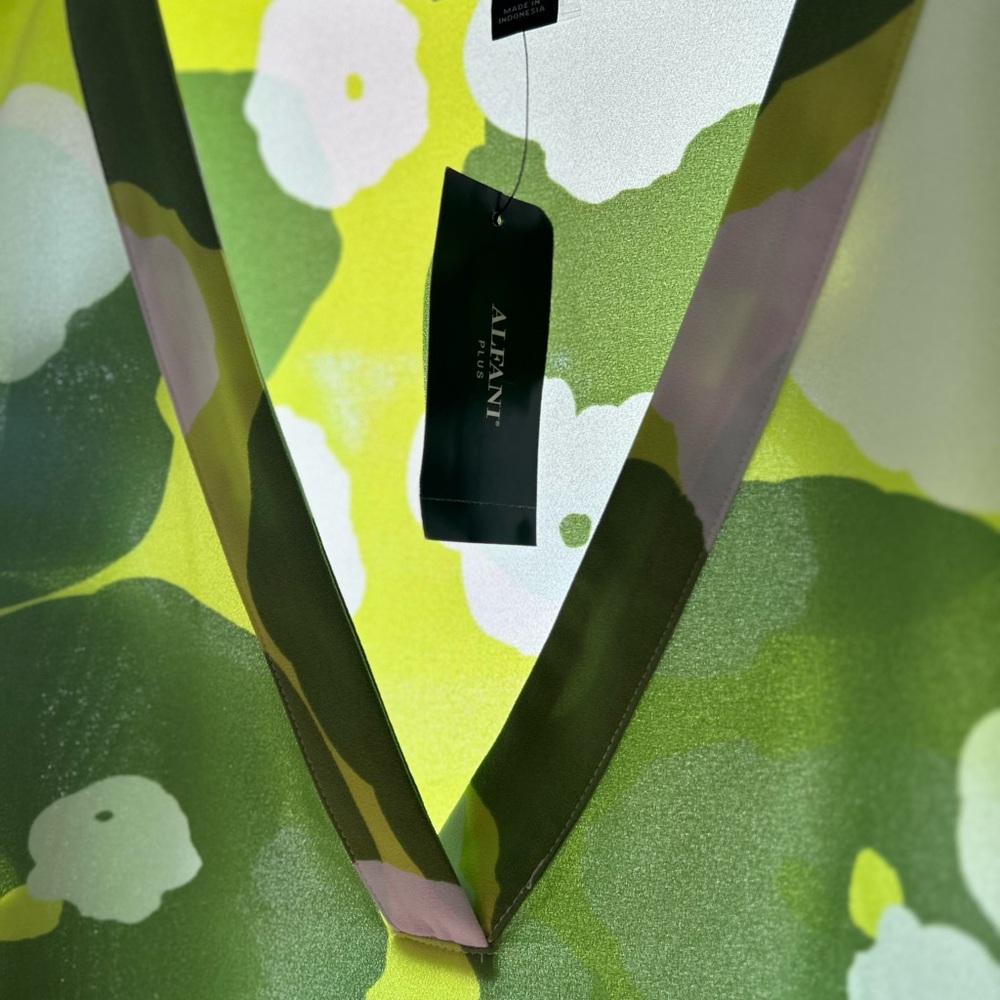 Alfani Women Blouse Floral Cuff Sleeve
Tunic Green & White Floral Blouse 1X NWT - Picture 5 of 7